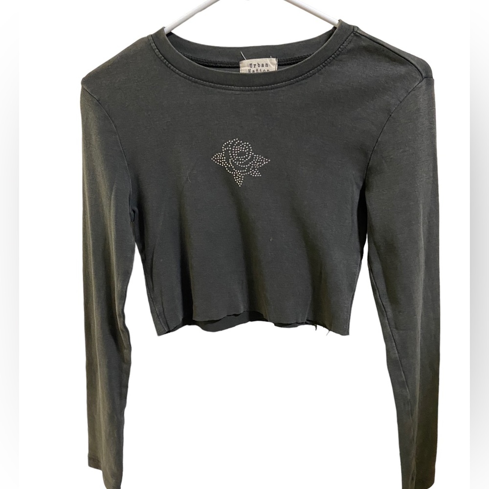 Nice Dark Gray Urban Nation Long Sleeve Jeweled Rose Crop Top T-Shirt MINTY